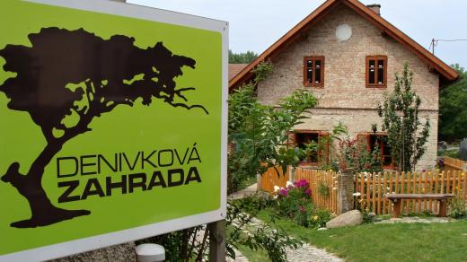 Poutač k návštěvě denivkové zahrady