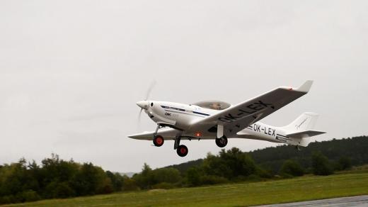 Start letadla Dynamic WT-9 z Příbrami na 3. etapu expedice Nebe nad Evropou. Za kniplem Jiří Pruša
