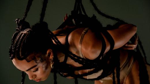 FKA twigs ztělesňuje naději, že ostrovní hudba je stále schopna produkovat potenciální hvězdy většího významu
