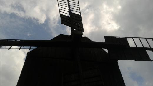 Lopatky do kříže signalizují, že se právě nemele