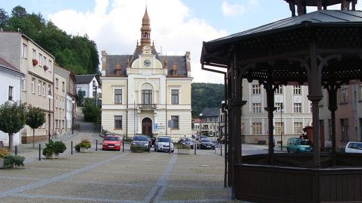 Komenského náměstí a secesní radnice