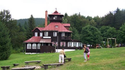 Chata z roku 1921 - dodnes takřka v autentické podobě - včetně věže s rozhlednou