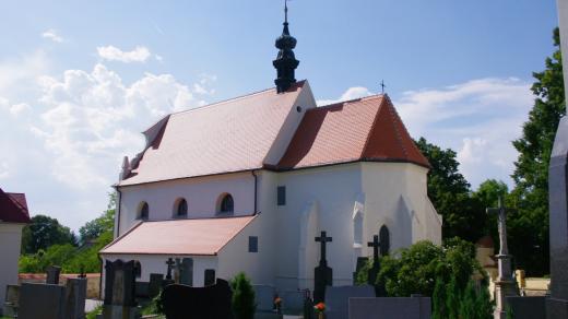 Kostel sv. Petra a Pavla má své kořeny v době počátků obce