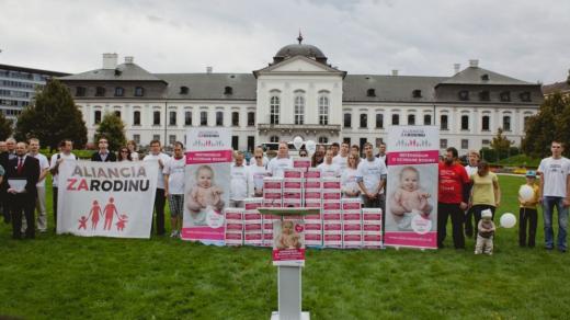 Odovzdanie petície za vyhlásenia referenda o ochrane rodiny prezidentovi Slovenska