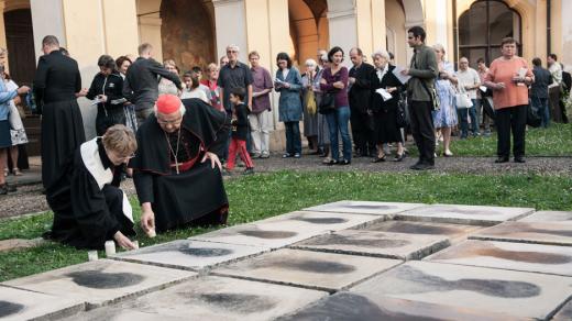Bílá hora 2014 – umělecká intervence nad hrobem padlých v bitvě 8. listopadu 1620