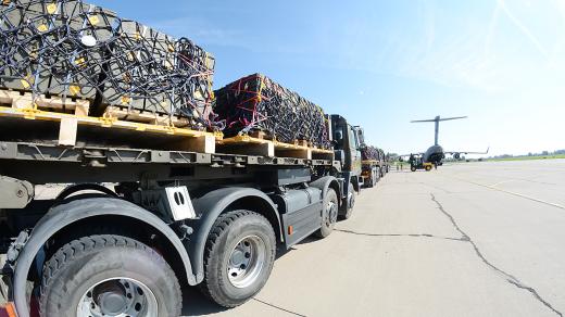 Nákladní auta přiváží náboje do letadla C-17 Globemaster III