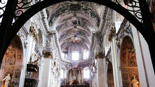 Svatému Václavovi je zasvěcené benediktinské opatství v Broumově