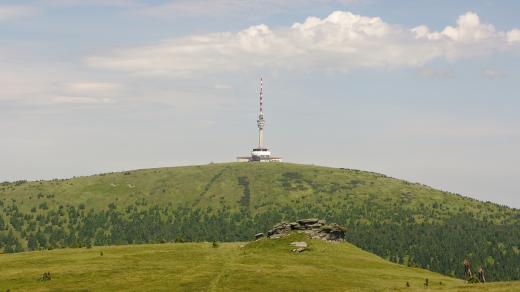Pohled z Vysoké hole k Pradědu, v popředí Petrovy kameny