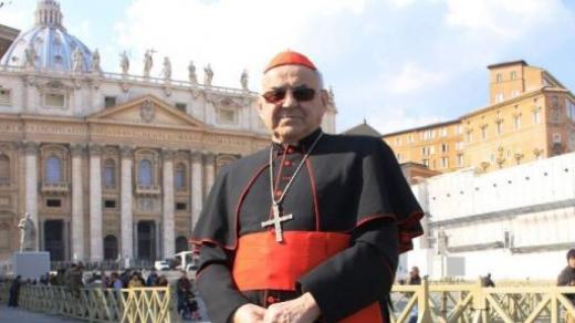 Kardinál Miloslav Vlk na Svatopetrském náměstí ve Vatikánu