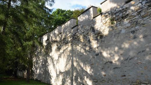 Hladová zeď se táhne podél zahrady Květnice