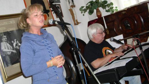 Sandra Pogodová si stoupla také za mikrofon a zazpívala několik známých písniček