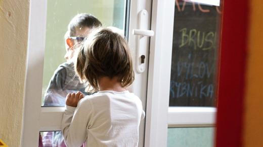 Adélka jde otevřít ostatním, kteří se vracejí ze hřiště na oběd