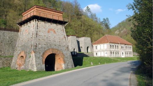 Vlevo vysoká pec - vpravo budova s expozicí o historii železářství