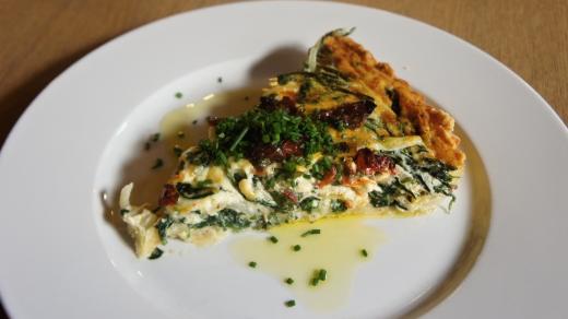 Špenátový quiche se sušenými rajčaty v detailu