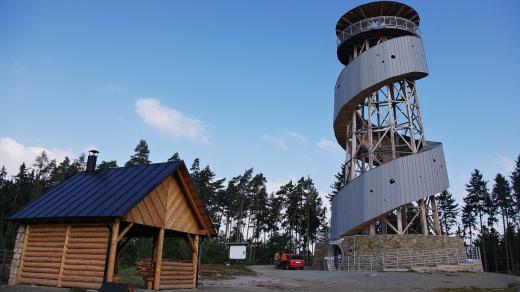 Rozhledna a přístřešek na vrcholu Velkého Kosíře