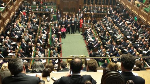 Ne náhodou připomíná sál britského parlamentu bojovou arénu