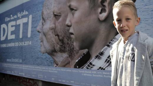 Děti jsou film, který neuniká před současnými tématy, nepoužívá je pozérsky, dovede je nahlédnout věcně a přesně, bez nutkání diváka dopovat pohodlím a úlevou