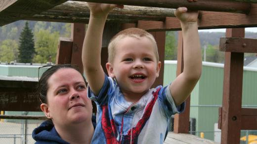 Matka a dítě na hřišti. Ilustrační foto