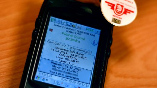 Jízdenky revizoři kontrolují elektronicky