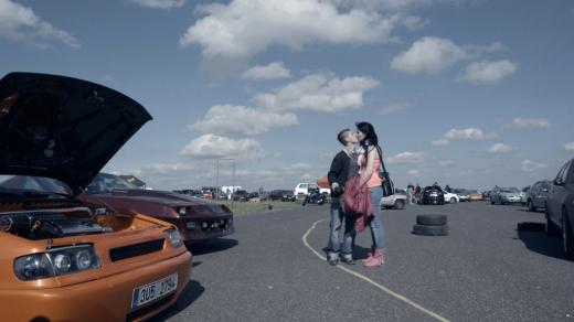 K oblakům vzhlížíme - automobil je pro naivního Ráďu, neschopného udržet si přítelkyni nebo práci, zcela nepostradatelnou položkou, na níž bude lpět, i kdyby neměl zrovna co jíst