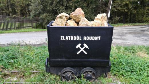 Důlní vozík na začátku naučné stezky Roudný
