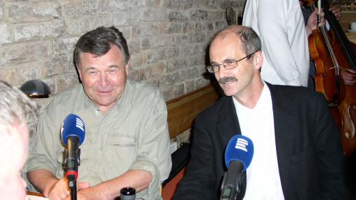 Miloš Barták si vyměňuje historky s Václavem Postráneckým
