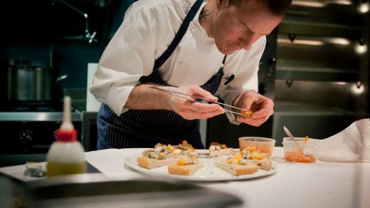 Když skončí směna, Simone Padoano není doma u televize ani nepočítá tržbu. Stojí u pece a všem svým kolegům a zaměstnancům připravuje večeři