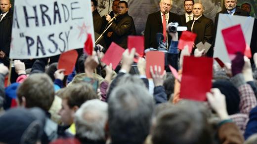 Stovky odpůrců přehlušily skandováním a pískotem projev Miloše Zemana na Albertově
