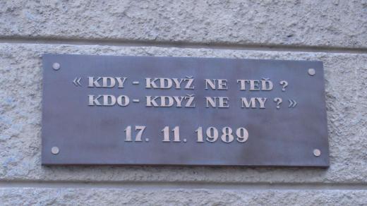 Pamětní deska na Albertově