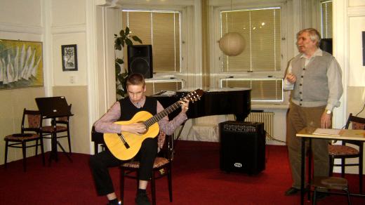 Nevidomý muzikant Martin Kubíček se svým nevidomým učitelem Zdeňkem Vlkem