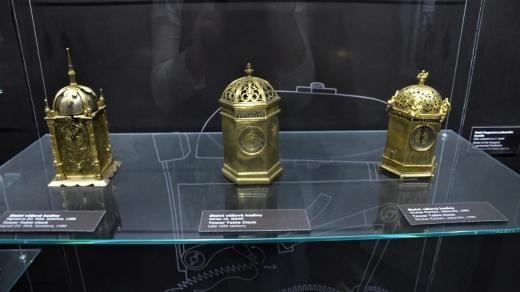 Nejstaršími exponáty jsou tyto stolní věžové hodiny