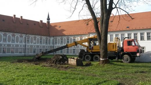 Stavební stroje na někdejší zahradě piaristů v Příboře