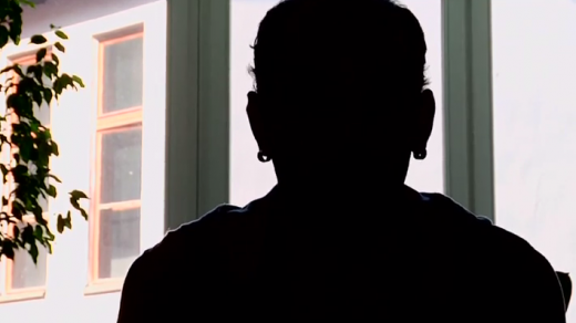 Ačkoliv se HIV nepřenáší běžným společenským kontaktem a používání společných záchodů, nádobí či nástrojů není rizikové, stejně se na lidi s HIV hledí skrz prsty