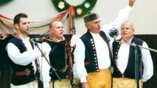 Fotografie z Chodských slavností v Domažlicích. Na fotografii Oldřich Heindl, Albert Švec, Josef Kuneš a Kamil Jindřich 