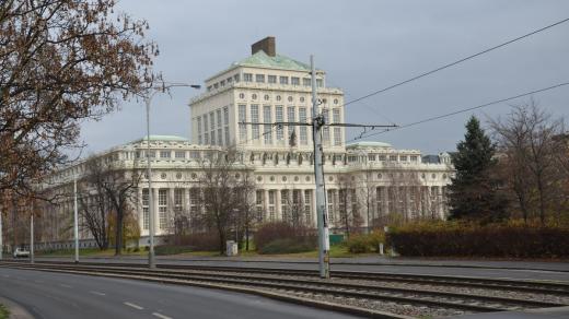 Podolská vodárna - druhá budova, zdobená plastikami, byla vystavěná až 30 let po té první