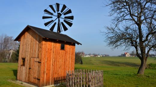 Replika malého větrného mlýnku Větroněk v Řepištích