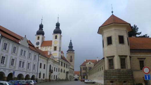 Pohled z náměstí k zámku