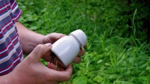 Stopy po táboře se dají najít dodnes. Tento izolátor jsme při natáčení vylovili z potoka