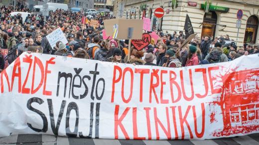 Z demonstrace na podporu KLINIKY 