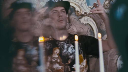 Smack se stylizuje do klasické žánrové role rapového selfmade-mana a jeho výpovědi rozhodně nechybí životní rozhled, pochybnosti nebo pokora