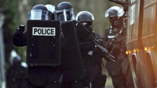 Francouzští policisté pátrají po pachatelích útoku na Charlie Hebdo u Longpont severně od Paříže