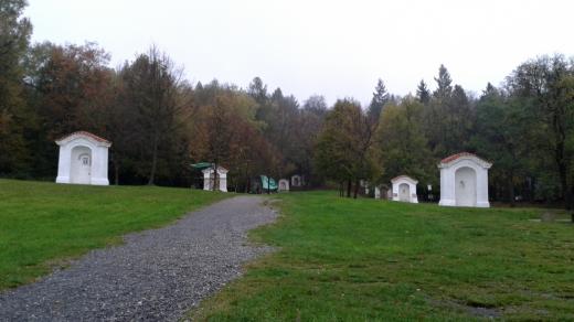 Křížová cesta dodnes připomíná dávné oblíbené poutní místo