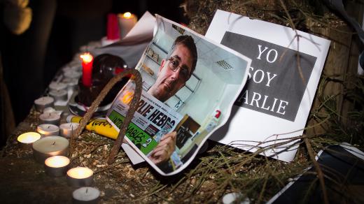 Lidé v Bruselu se sešli, aby uctili památku zavražděných novinářů z francouzské redakce satirického časopisu Charlie Hebdo