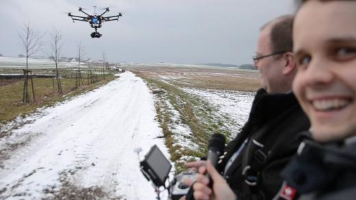 Petr nám předvedl největší z přivezených dronů a poté nabídl, že si můžeme otestovat ovládání i my