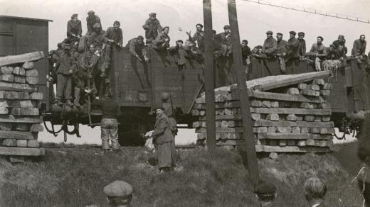 Lednový vlak smrti se nikdo neodvážil vyfotografovat. Na této fotografii je zachycen jiný transport koncentráčníků před budějovickým nádražím v květnu 1945