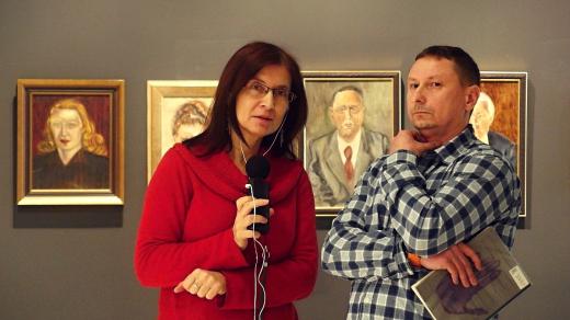 Alena Blažejovská hovoří s Pavlem Petrem o výstavě obrazů Nezvala a Kuběny