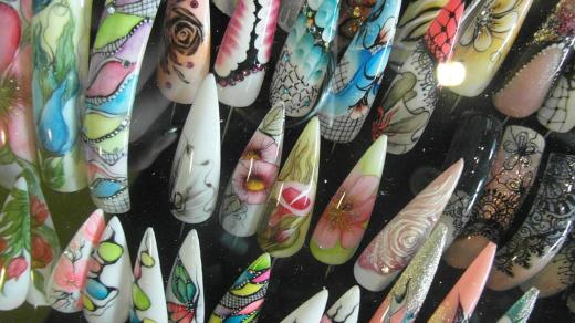 Veronika Buriánková - nehtová designérka, mistryně ČR v nail artu - radí v našem Radioklubu jak správně ošetřovat své ruce a nehty.