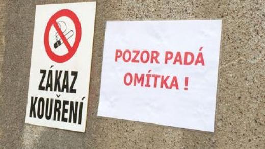 Pozor, padá omítka