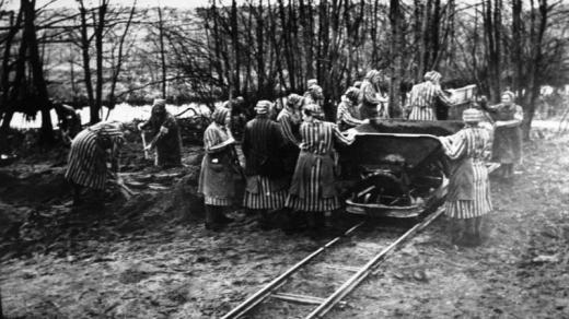 Ženy při práci v koncentračním táboře Ravensbrück