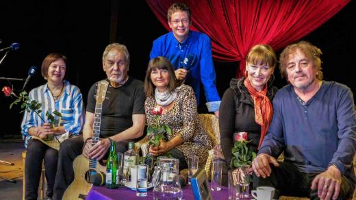 Recept na tajemství trvalé lásky prozradily partnerské páry: manželé Eva a Wabi Daňkovi a taky Petra Černocká s Jiřím Pracným. Nechyběla ani psycholožka Jitka Douchová a samozřejmě i Aleš Cibulka